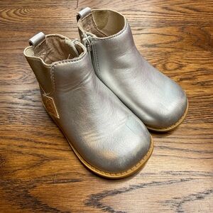 Livie & Luca Girls Metallic Silver Wink Ankle Boots w/ Zipper Closure Size 5